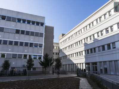 Sbuchiamo cos� davanti al palazzo di Architettura, il pi� recente di tutti dato che � stato completato nel 2009. L'aspetto � abbastanza austero, con quei quattro piani grigi scanditi da vistosi cornicioni e lunghe file di finestroni che lasciano poco spazio alla fantasia